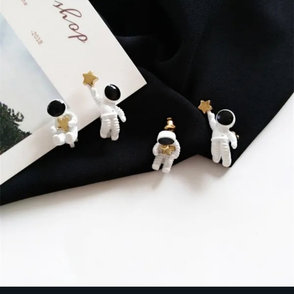👩‍🚀🧑‍🚀NEW👩‍🚀🧑‍🚀DARLING!! Asymetrical Stud Astronaut Earrings👩‍🚀🧑‍🚀 - Picture 2 of 14